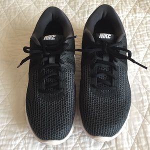 Ladies Nike running shoes, great condition!